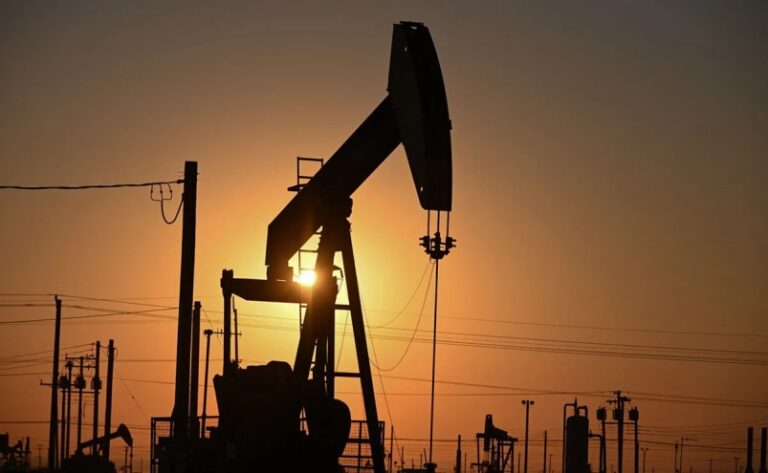 La demanda de petróleo sube en detrimento del gas, según la AIE
