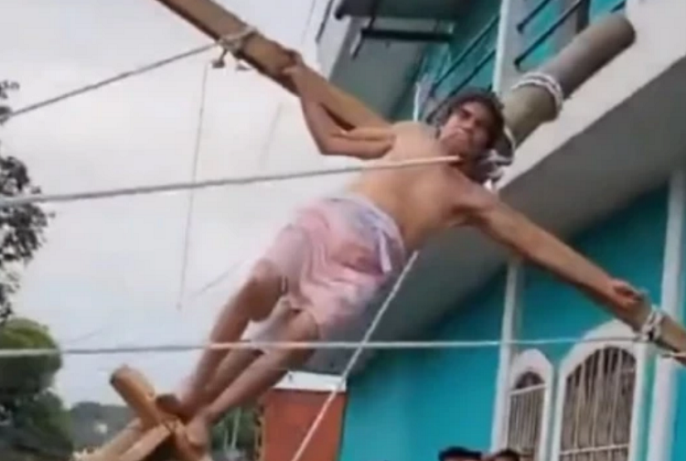 Video|Representó a Jesús en el viacrucis y por poco termina electrocutado y ahorcado