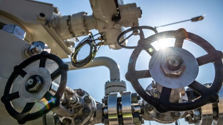 La UE propone topes al precio del gas ruso y a los beneficios de empresas energéticas