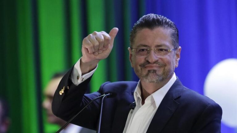 Rodrigo Chaves gana la presidencia de Costa Rica