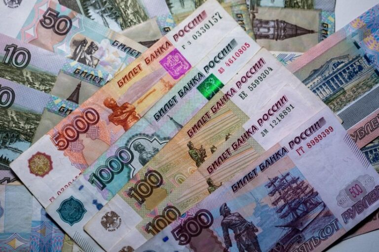 Rusia anuncia que pagó en rublos deuda en dólares, en medio de temores por un default