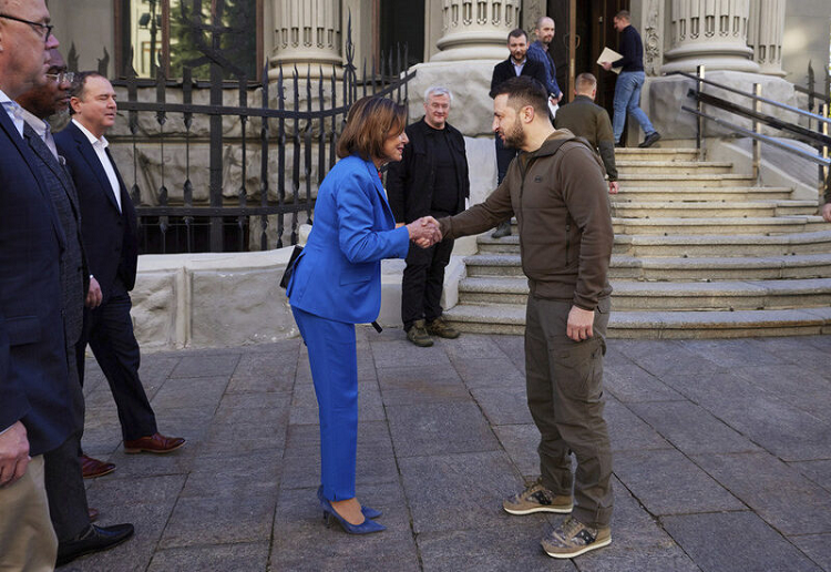 Nancy Pelosi expresa solidaridad «inequívoca» de EEUU en visita sorpresa a Kiev