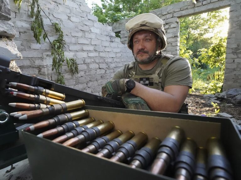 Francia promete más armas pesadas a Ucrania