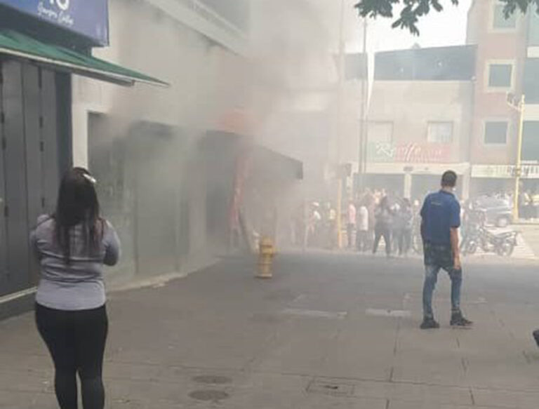 #Últimahora Incendio en local de comida rápida deja siete heridos en Chacao