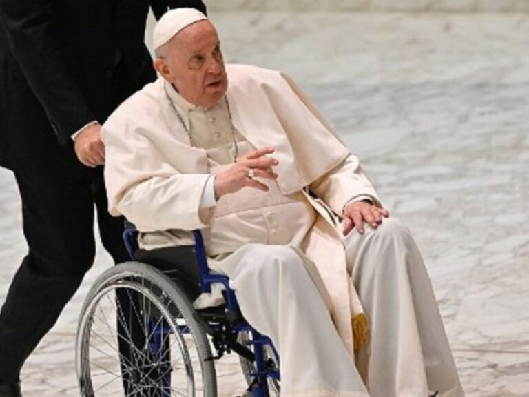 El papa, con problemas en una rodilla, anula una visita a África en julio
