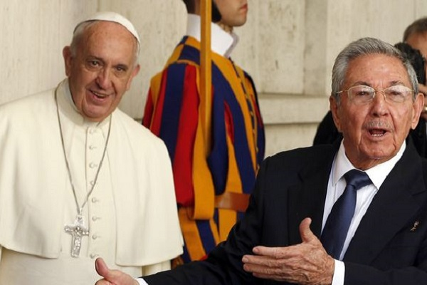 Papa Francisco confiesa que mantiene “una relación humana” con Raúl Castro