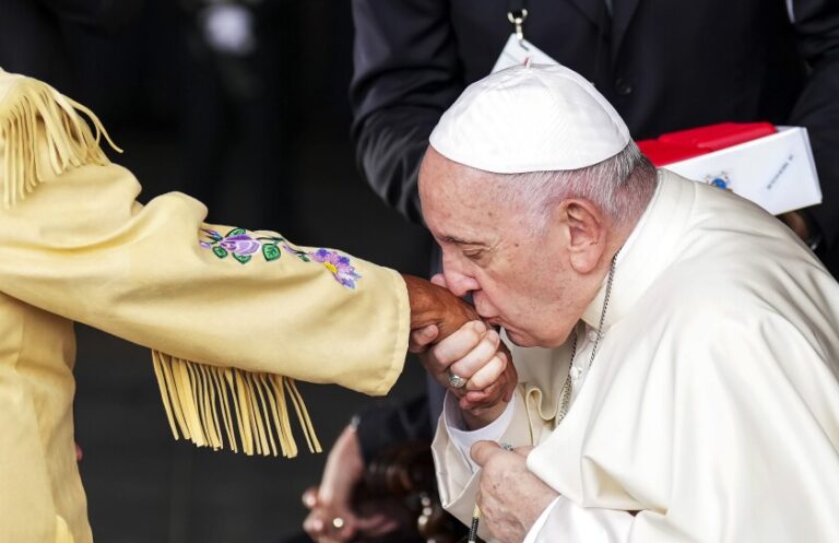 El papa pide perdón en Canadá por abusos sexuales y exige «acciones fuertes»