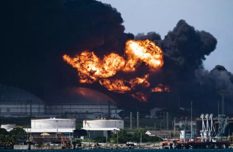 Bomberos declaran «controlado» el incendio de tanques de petróleo en Cuba