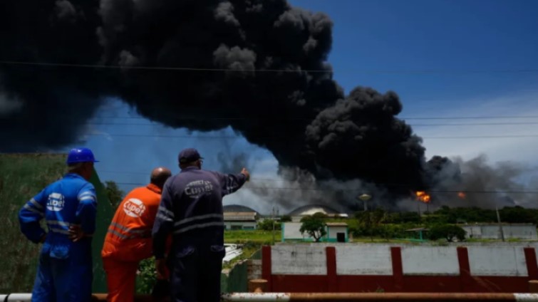 Incendio de combustible en Cuba se extiende a un tercer depósito