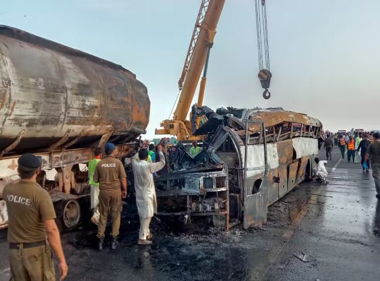 Veinte personas mueren quemadas en un accidente de autobús en Pakistán