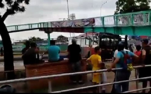 Autobús Yutong derrumba pasarela del Polideportivo en La Guaira