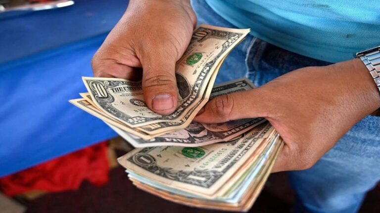 Gobierno de Cuba comienza a vender dólares estadounidenses