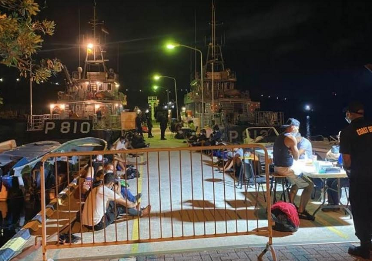 Curazao interceptó una lancha con 31 venezolanos: a bordo tres menores de edad 