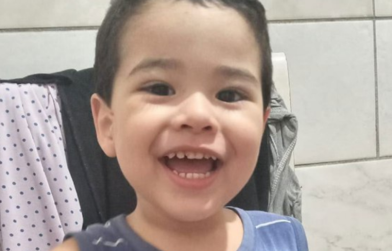 Niño de tres años cae desde el cuarto piso de un centro comercial en Brasil