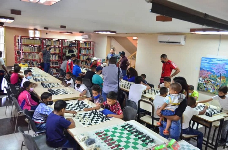 Alcalde Henry Hernández entrega dotación a escuelas de ajedrez de Coro