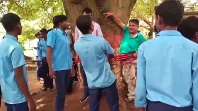 Video| Estudiantes golpearon y amarraron a profesor que los reprobó