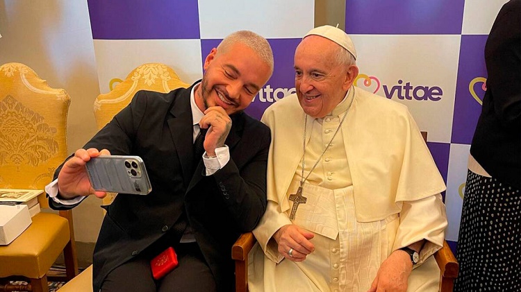 Papa Francisco recibe a artistas como J. Balvin y Andrea Bocelli