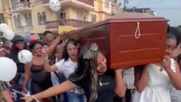 Mujeres despidieron en funeral a su amiga con música de ´La quemona´, el video se hizo viral