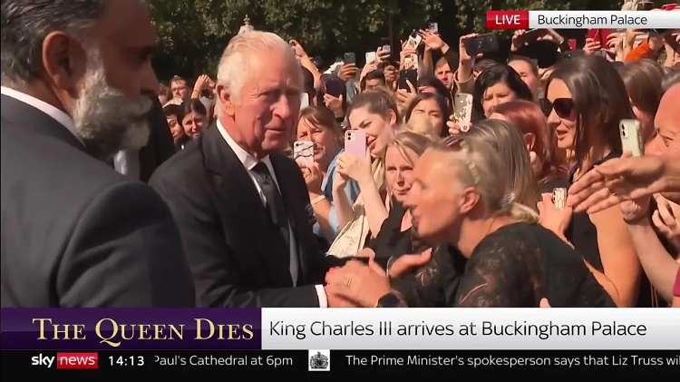 Muerte de Isabel II: Los dolientes rompen el protocolo y el Rey Carlos III saluda a miles fuera del Palacio