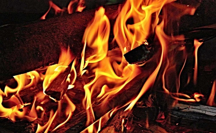 Hijos y nietos quemaron viva a la abuelita como parte de un ritual satánico