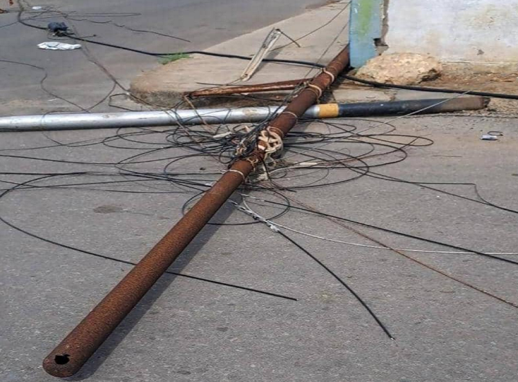 Se desplomaron dos postes en Punta Cardón y dejaron sin electricidad a varias familias