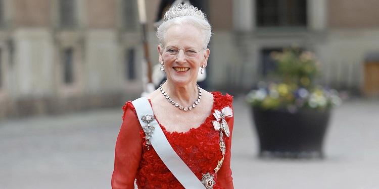 Reina de Dinamarca retira títulos reales a cuatro nietos