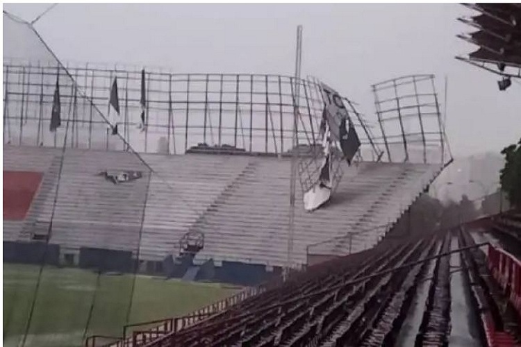 LVBP: Así se desploma el estadio de Cardenales de Lara tras fuertes lluvias (+Vídeo)