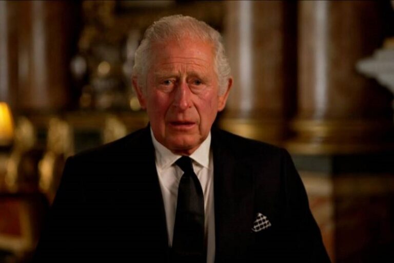 Carlos III promete en el Parlamento respetar los principios constitucionales