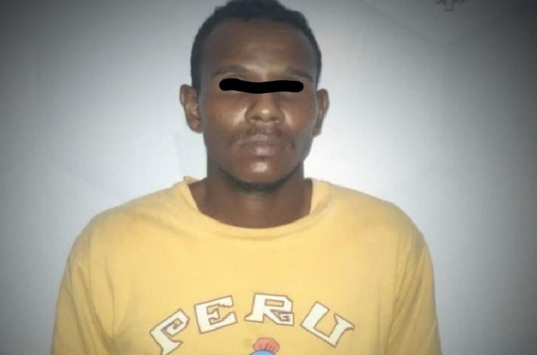 Mata al novio de su expareja e intenta huir a Colombia