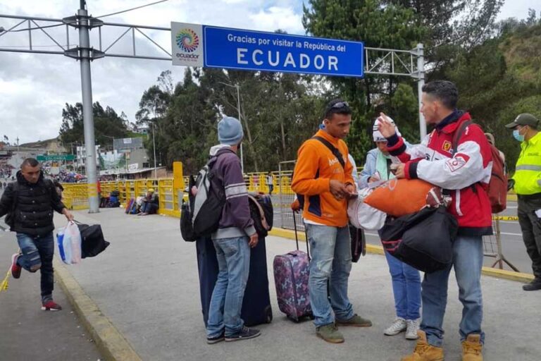 Ecuador comienza a regularizar a venezolanos