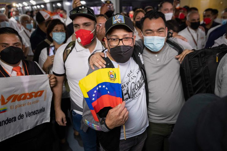 Llegan a Venezuela los tripulantes del avión retenido en Argentina (+video)