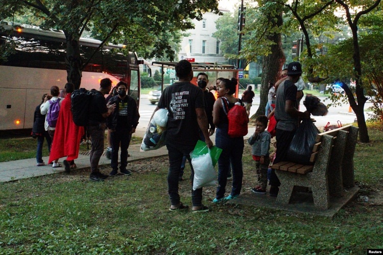 Llega un segundo autobús con migrantes a casa de Kamala Harris en Washington DC