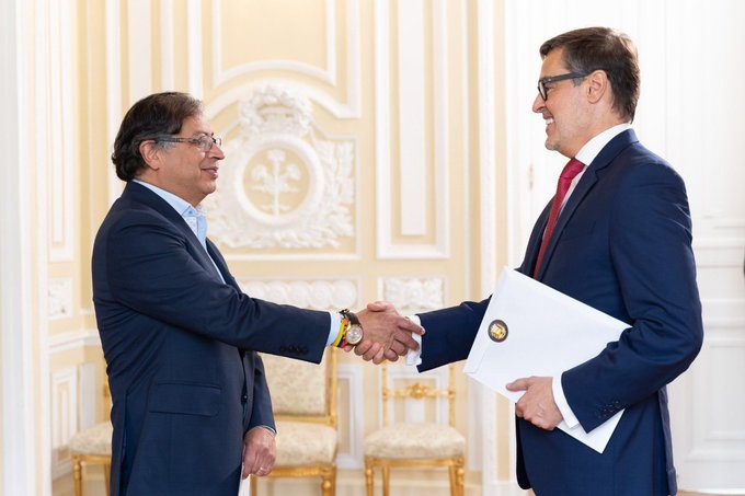 Embajador Félix Plasencia entrega Credenciales al Presidente Gustavo Petro