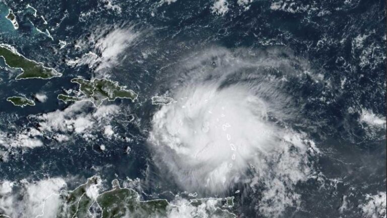 El huracán Fiona se intensifica a categoría 4 a medida que se acerca a las Bermudas