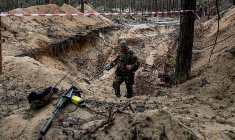 Ucrania denunció que la mayoría de los cuerpos exhumados en fosa común muestran señales de muerte violenta