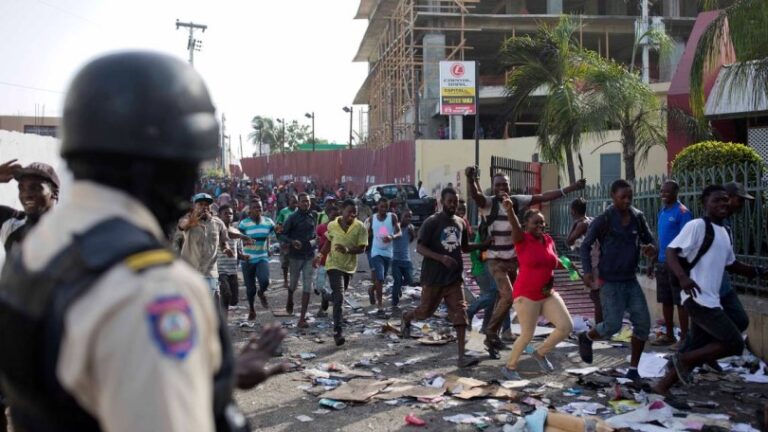 Manifestaciones y saqueos paralizan la capital de Haití