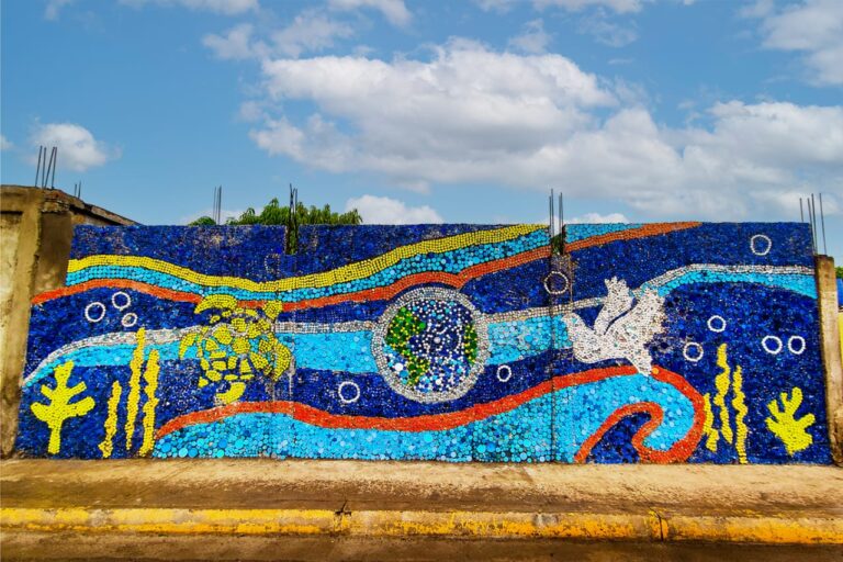 Con 27 mil tapas plásticas, jóvenes realizan mural ecológico en Coro