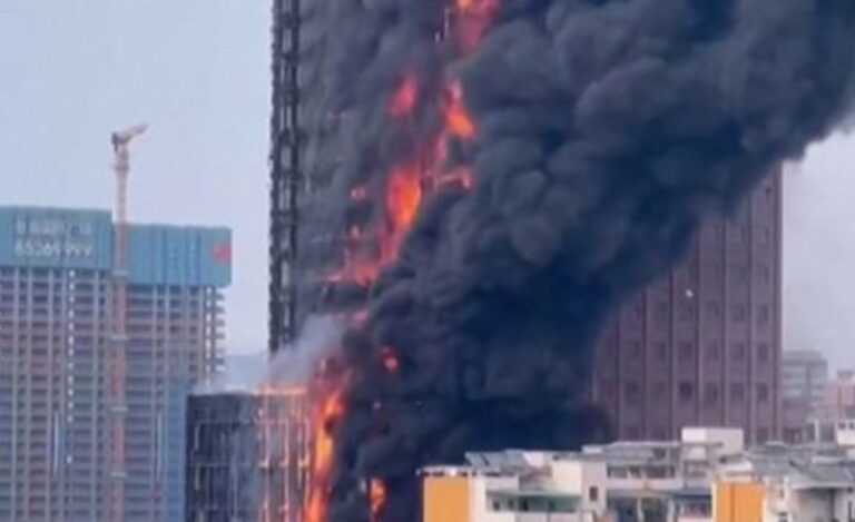 Un incendio arrasa un rascacielos en una ciudad en China