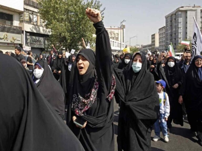 Miles de personas se manifiestan en Irán para defender el uso del velo