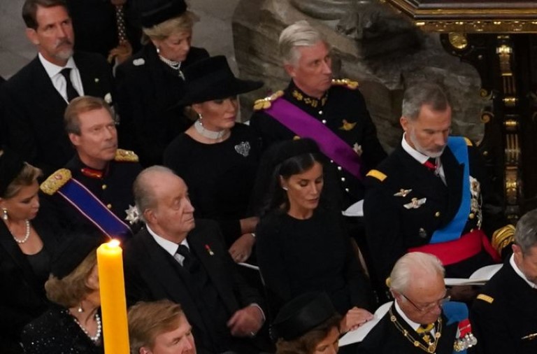 Felipe VI y Juan Carlos se sientan cerca en funeral de Isabel II