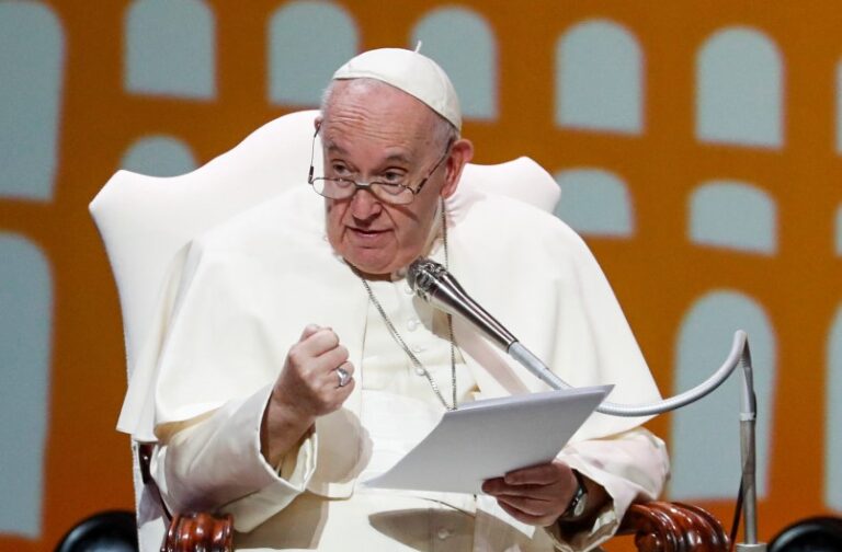 El Papa asegura que ha firmado su renuncia en caso de impedimento médico