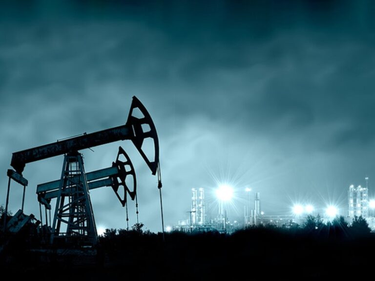 EEUU flexibiliza el tope de precios al petróleo ruso, según Bloomberg