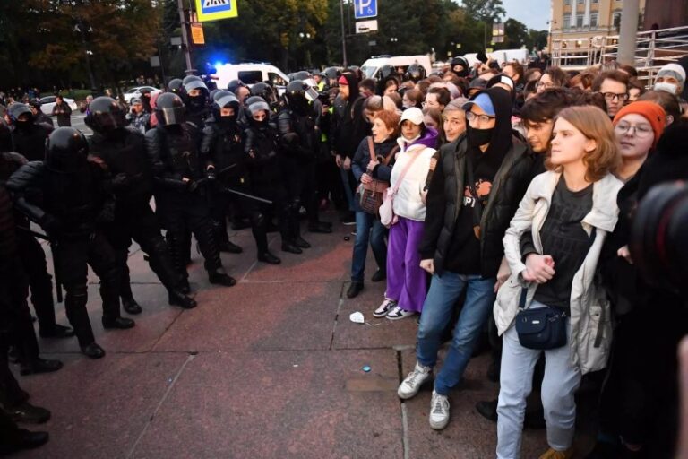 Detienen a casi 1.400 personas en protestas contra movilización ordenada por Putin en Rusia