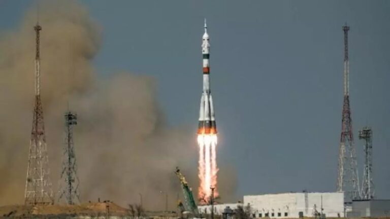 Despega cohete Soyuz con dos rusos y un estadounidense