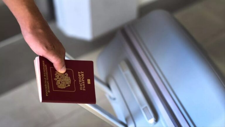 Rusia considera «absurda» la decisión de la UE de suspender la facilidad de visas para los rusos
