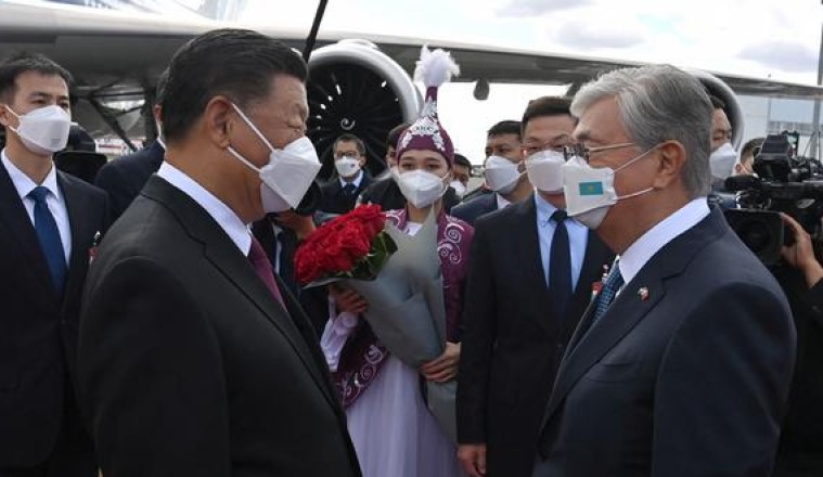 Xi Jingping llega a Kazajistán camino a la cumbre de la Organización de Cooperación de Shanghái