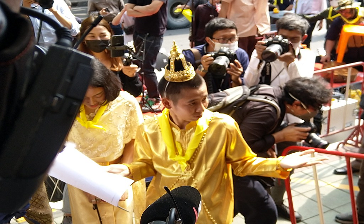 Condenada a dos años de prisión por disfrazarse de Reina de Tailandia
