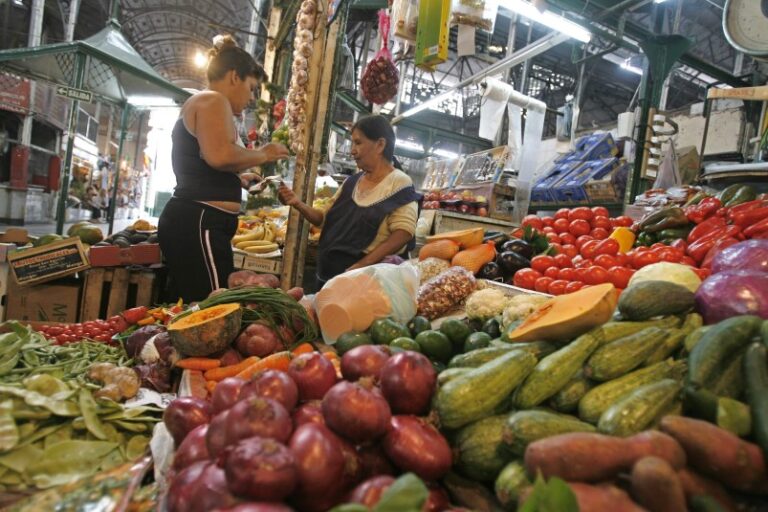 Los precios mundiales de los alimentos siguen bajando en agosto, según la FAO