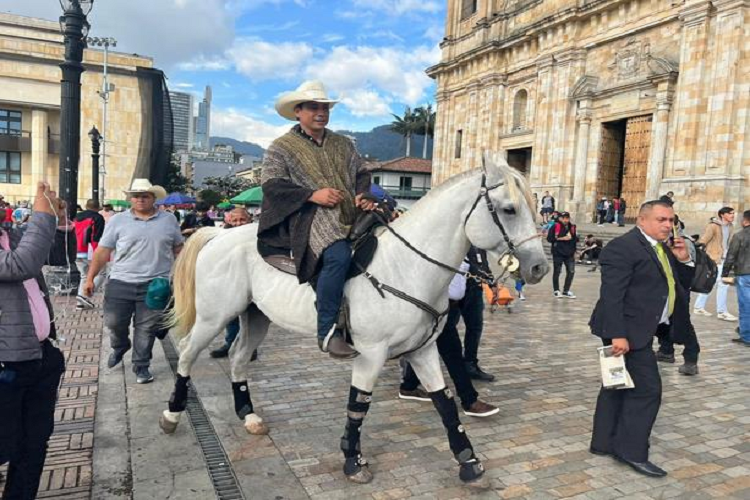 Senador colombiano entró al Capitolio con su caballo