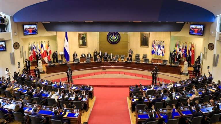 El Salvador prohíbe indultos por delitos de corrupción y crímenes de guerra